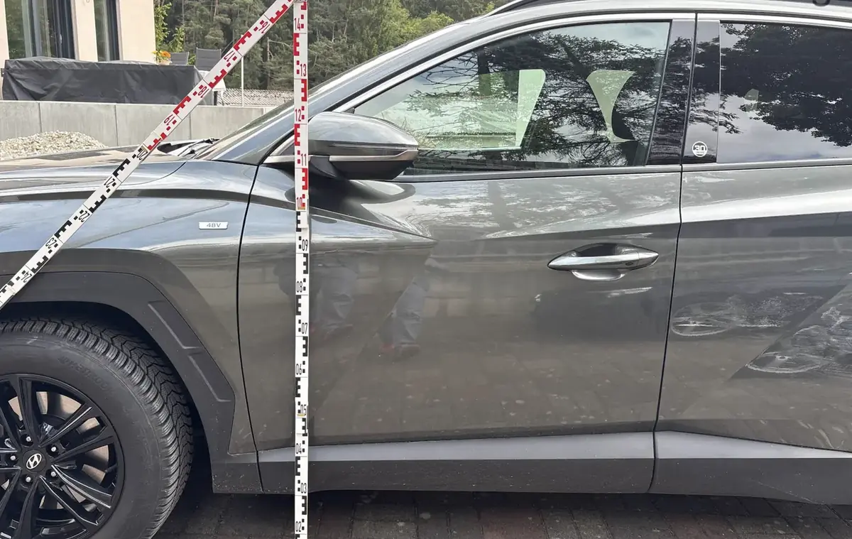 Kfz-Sachverständiger Bennewitz: Schadenaufnahme mit Maßstab an der Fahrertür