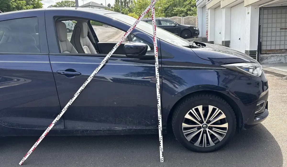 Kfz-Sachverständiger Markkleeberg: Gutachten an einem Elektroauto mit Maßstäben