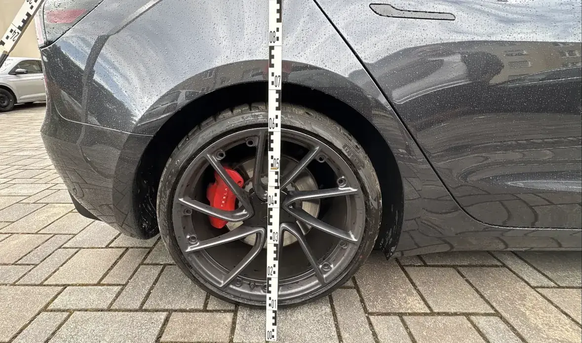 Unfallgutachter Markkleeberg: Beweissicherung mit Maßstab an einem Tesla